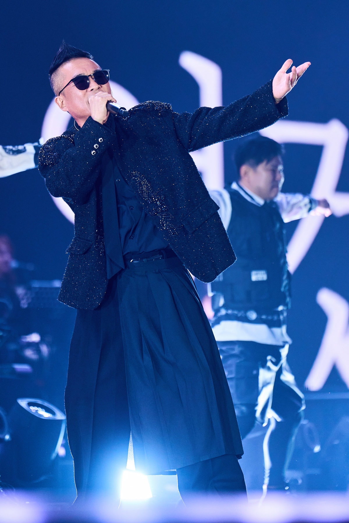 무대를 즐기는 김건모. 아이스타미디어컴퍼니 제공