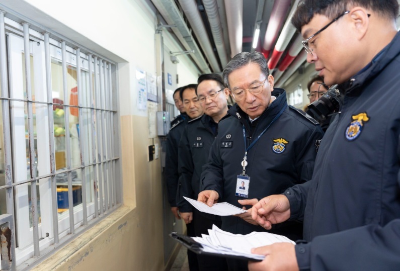 정성호 법무부 장관(왼쪽 네 번째)이 지난 1월 경기 화성직업훈련교도소를 찾아 현장 진단을 실시하고 있다. 법무부 제공