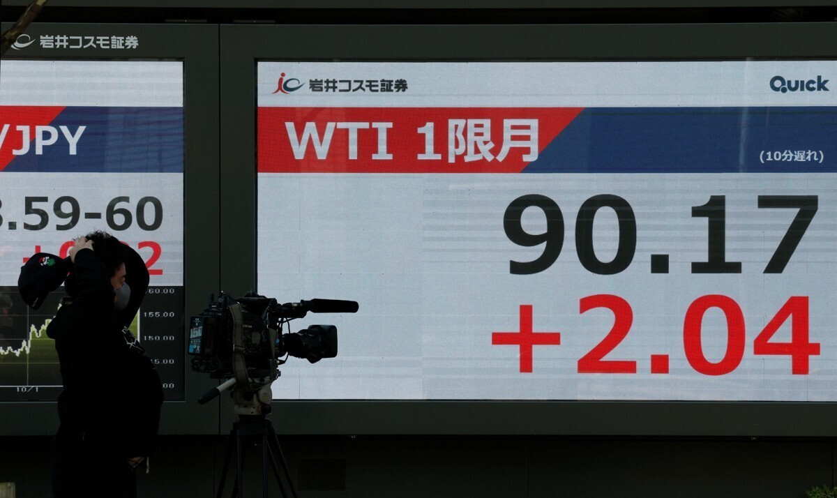 도쿄 시내 전광판에 비친 서부텍사스원유(WTI) 선물 가격. 로이터연합뉴스