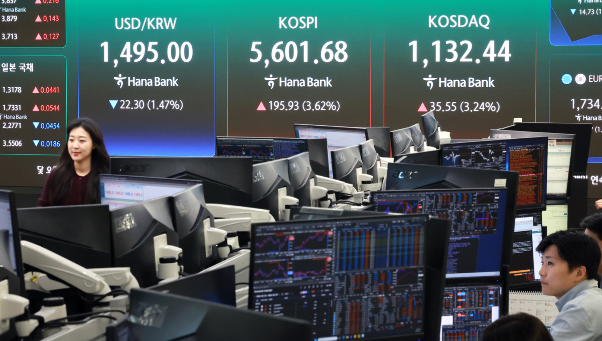 24일 서울 중구 하나은행 딜링룸 전광판에 증시 시황이 표시되고 있다.
