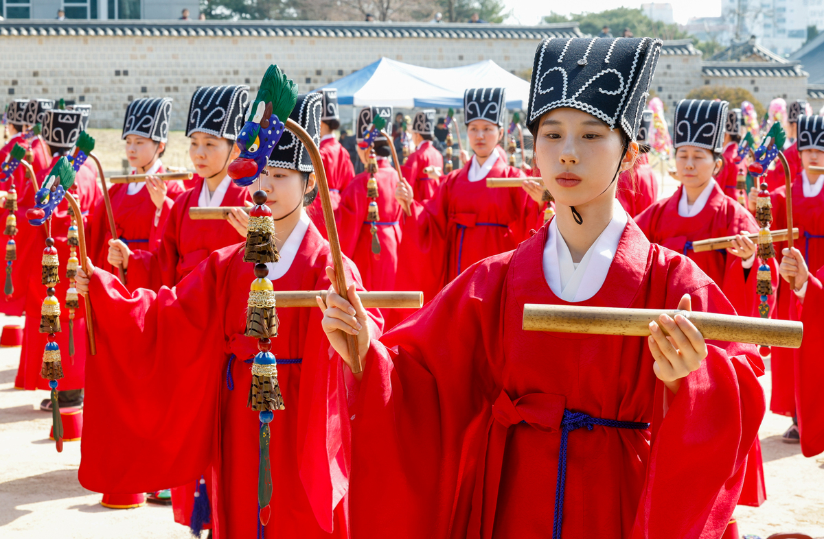 24일 서울 종로구 성균관대학교 비천당에서 열린 ‘성균관 춘기 석전대제 봉행식’에서 성균관대 팔일무단이 일무를 추고 있다. 석전대제는 공자(孔子)를 비롯한 선현들의 학덕과 유풍을 기리기 위한 제사 의식으로, 국가무형문화유산 제85호로 지정돼 있다.