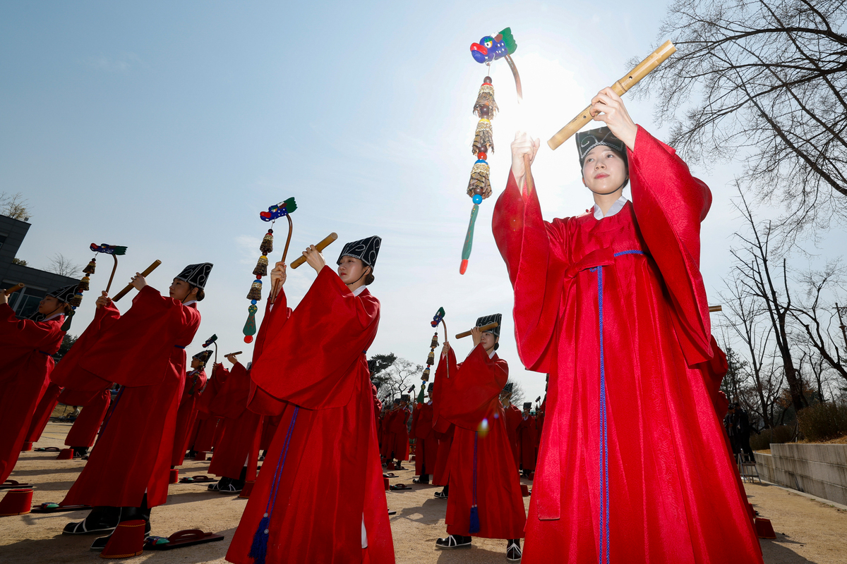 24일 서울 종로구 성균관대학교 비천당에서 열린 ‘성균관 춘기 석전대제 봉행식’에서 성균관대 팔일무단이 일무를 추고 있다. 석전대제는 공자(孔子)를 비롯한 선현들의 학덕과 유풍을 기리기 위한 제사 의식으로, 국가무형문화유산 제85호로 지정돼 있다.