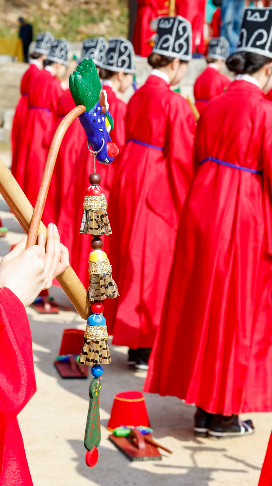 24일 서울 종로구 성균관대학교 비천당에서 열린 ‘성균관 춘기 석전대제 봉행식’에서 성균관대 팔일무단이 일무를 추고 있다. 석전대제는 공자(孔子)를 비롯한 선현들의 학덕과 유풍을 기리기 위한 제사 의식으로, 국가무형문화유산 제85호로 지정돼 있다.