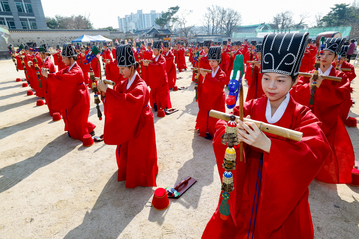 24일 서울 종로구 성균관대학교 비천당에서 열린 ‘성균관 춘기 석전대제 봉행식’에서 성균관대 팔일무단이 일무를 추고 있다. 석전대제는 공자(孔子)를 비롯한 선현들의 학덕과 유풍을 기리기 위한 제사 의식으로, 국가무형문화유산 제85호로 지정돼 있다.