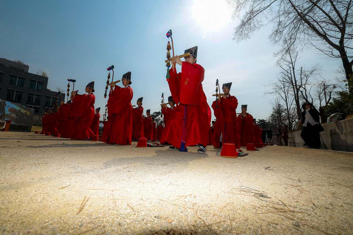 24일 서울 종로구 성균관대학교 비천당에서 열린 ‘성균관 춘기 석전대제 봉행식’에서 성균관대 팔일무단이 일무를 추고 있다. 석전대제는 공자(孔子)를 비롯한 선현들의 학덕과 유풍을 기리기 위한 제사 의식으로, 국가무형문화유산 제85호로 지정돼 있다.