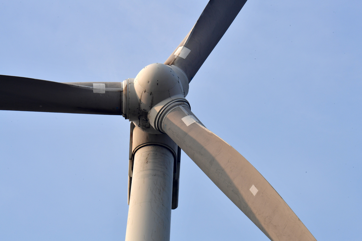 경북 영덕군 창포풍력발전단지 화재 사고 이틀째인 24일 풍력발전단지에 있는 발전기 블레이드에 대형 접착 물체가 부착돼 있다. 뉴스1