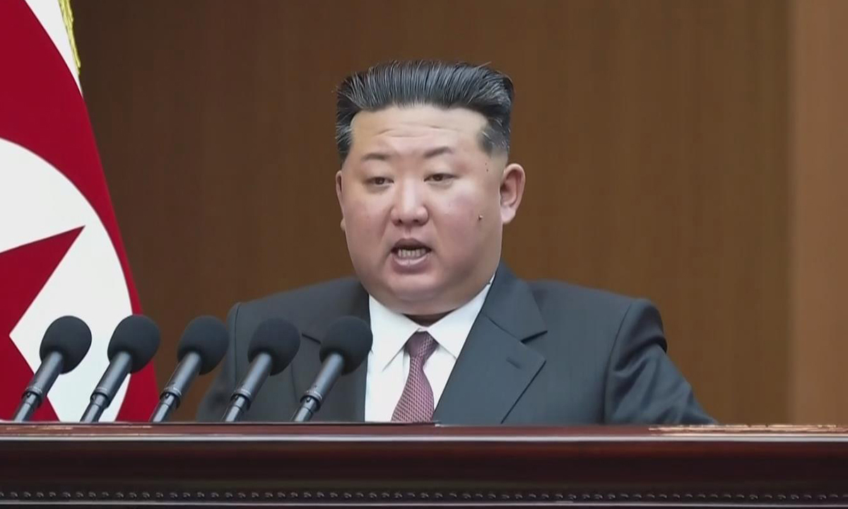 [서울=뉴시스] 북한 조선중앙TV는 지난 23일 평양의사당에서 최고인민회의 제15기 1차회의 2일회의를 개최했다고 24일 보도했다. 김정은 국무위원장은 시정연설에서 "우리 공화국을 건드리는 한국의 행위에 대해서는 추호의 고려나 사소한 주춤도 없이 무자비하게 그 대가를 치르게 하겠다"며 "한국을 가장 적대적인 국가로 공인하고 가장 명백한 언사와 행동으로 철저히 배척하고 무시하면서 다루어나갈 것"이라고 밝혔다. (사진=조선중앙TV 캡처) 2026.03.24. photo@newsis.com *재판매 및 DB 금지