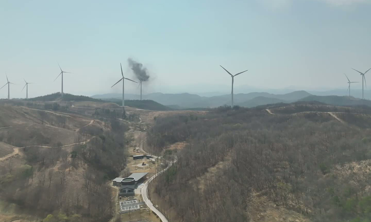 [영덕=뉴시스] 안병철 기자 = 23일 오후 1시11분께 경북 영덕군 영덕읍 창포리 풍력발전단지 내 풍력발전기에서 화재가 발생했다.(사진=독자 제공) 2026.03.23. photo@newsis.com