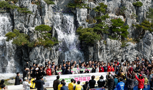 하천에서 폭포가 ‘콸콸콸’…월드컵천도 이제 폭포 명소 [한강로 사진관]
