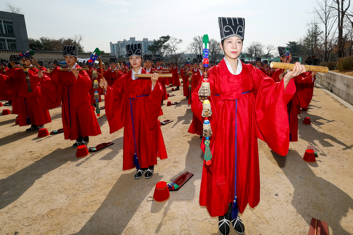 ‘칼각’ 일무 선보이는 팔일무단…성균관 석전대제 봉행식 [한강로 사진관]