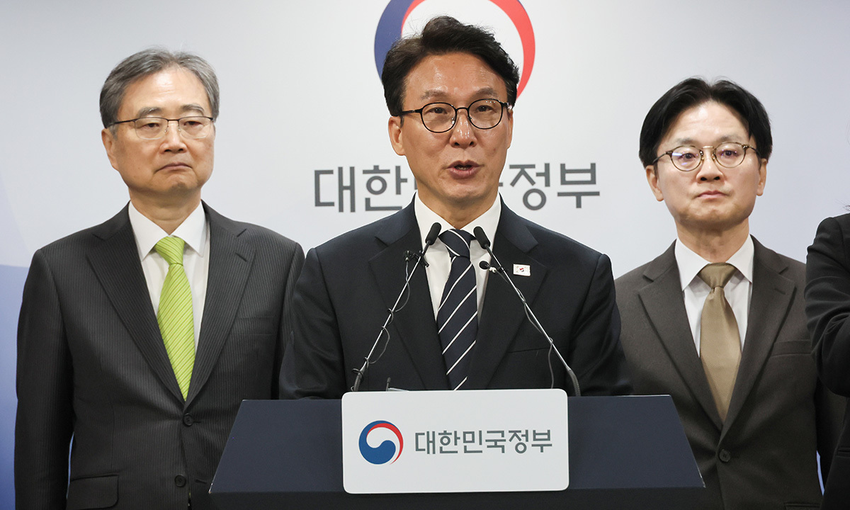 김민석 국무총리가 25일 서울 종로구 정부서울청사에서 비상경제 대응체계 관련 브리핑을 하고 있다. 연합뉴스