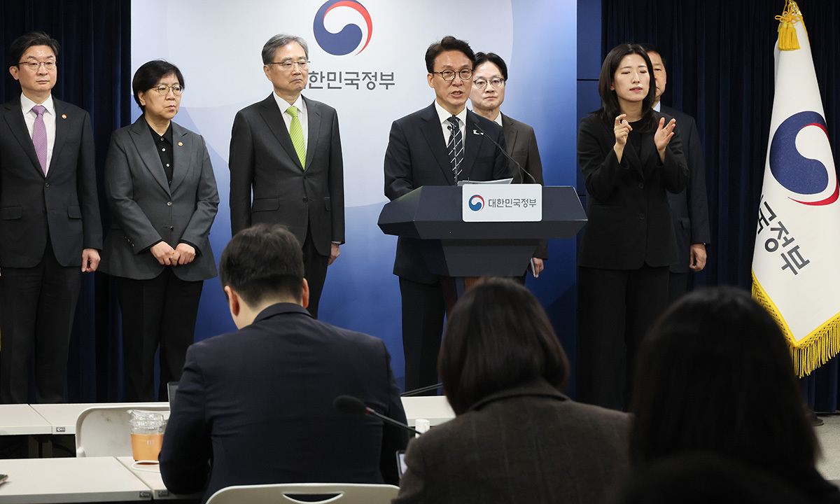 김민석 국무총리가 25일 서울 종로구 정부서울청사에서 비상경제 대응체계 관련 브리핑을 하고 있다. 연합뉴스