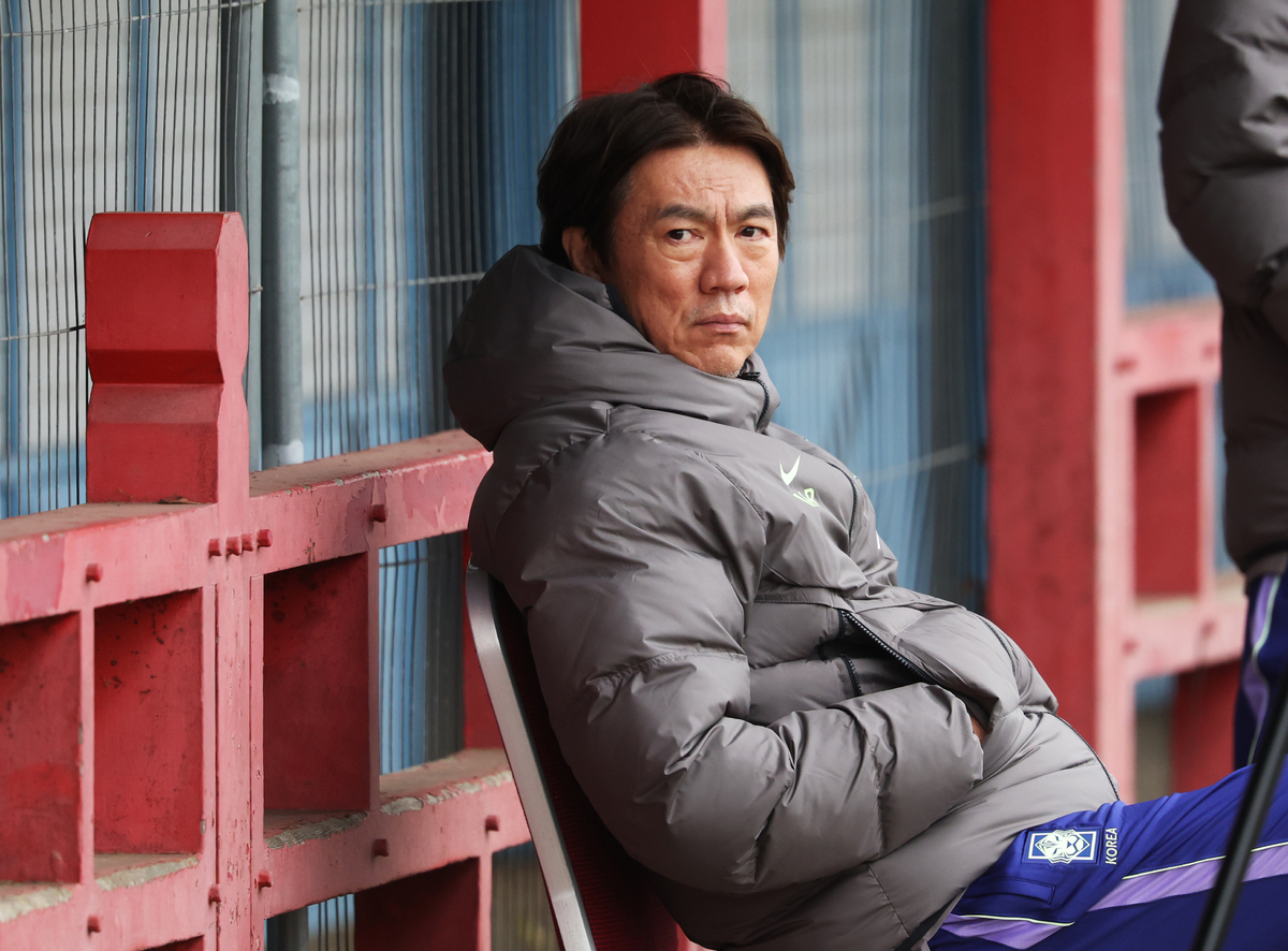 홍명보 한국 축구 국가대표팀 감독이 25일(한국시간) 영국 런던 북서쪽 밀턴킨즈에서 훈련하는 선수들을 지켜보고 있다. 밀턴킨즈=연합뉴스