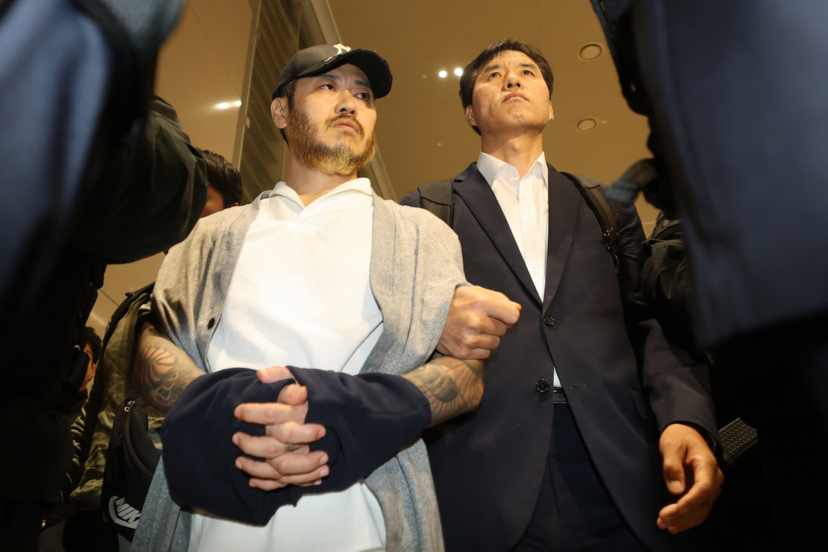 ‘마약왕’ 박왕열이 25일 한국으로 송환, 인천국제공항에서 이송되고 있다.&nbsp;인천=뉴스1