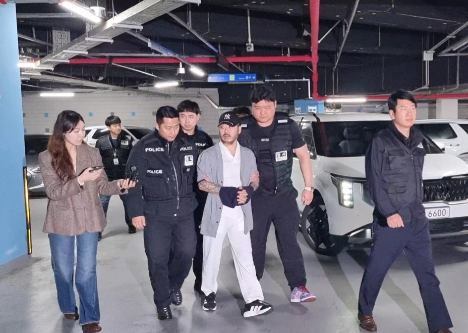 ‘마약왕’ 박왕열이 25일 오전 8시50분쯤 경기북부경찰청에 도착했다. 의정부=뉴시스