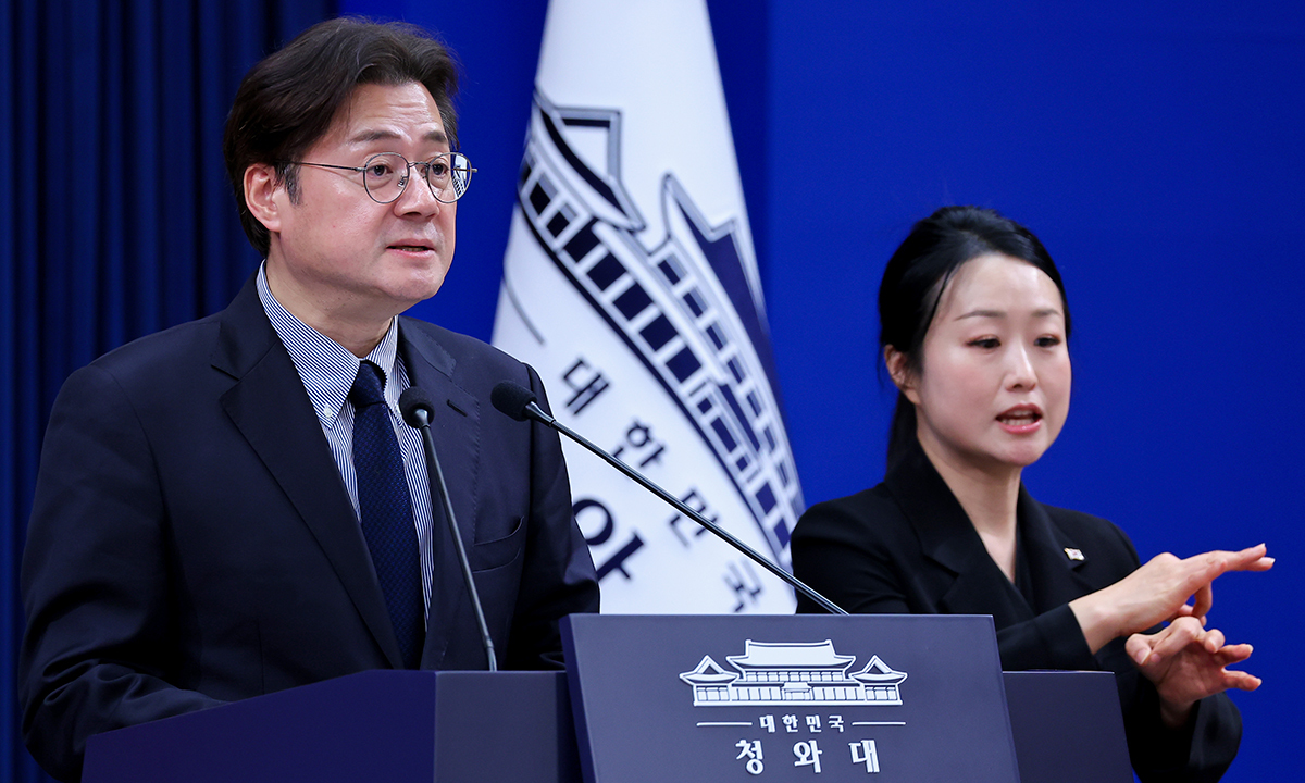 홍익표 정무수석이 25일 청와대 춘추관에서 청와대 비상경제상황실 구성 관련 브리핑을 하고 있다. 연합뉴스