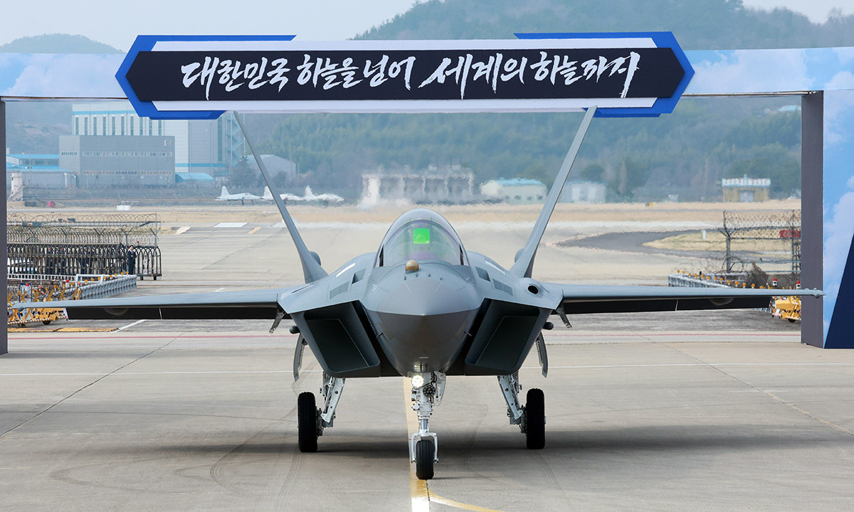 25일 경남 사천 한국항공우주산업(KAI)에서 KF-21 양산 1호기를 공개하고 있다. 청와대통신사진기자단