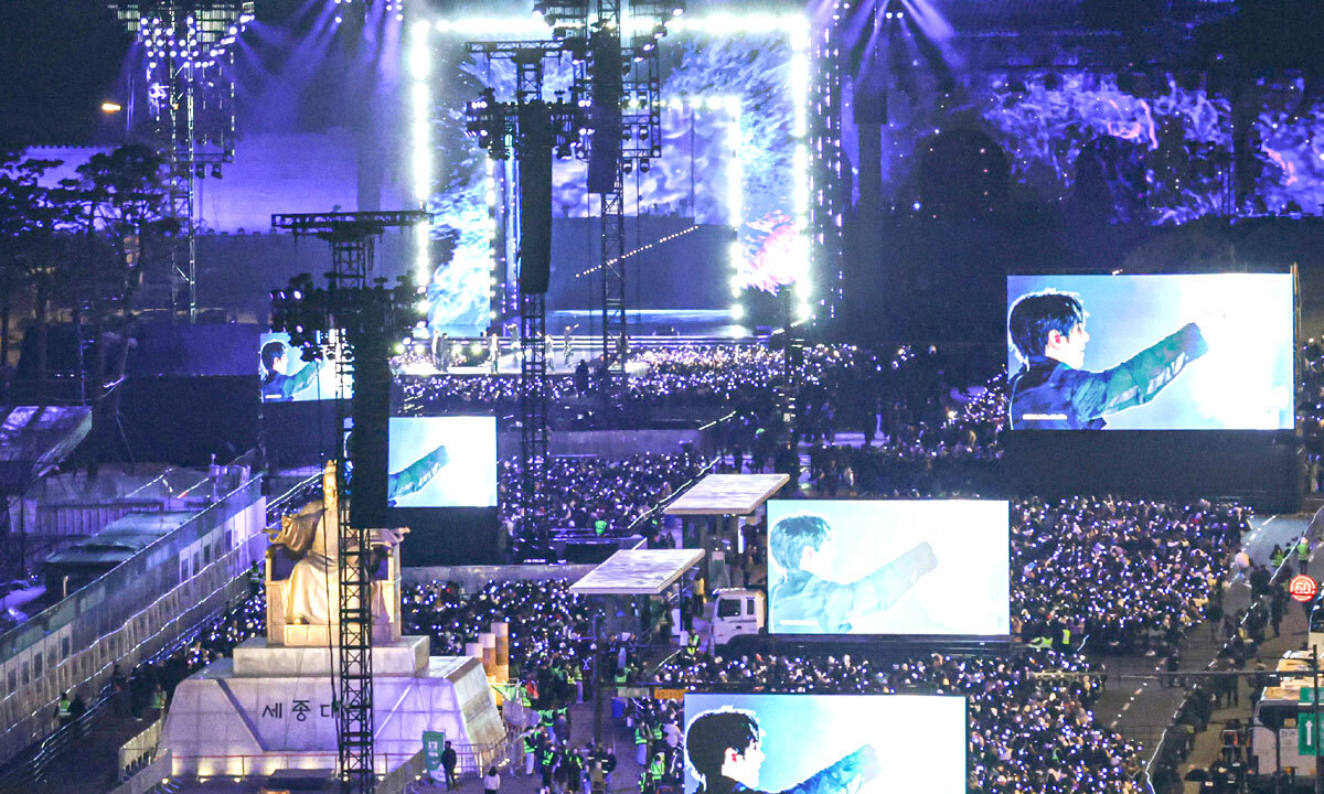 그룹 방탄소년단(BTS)이 21일 서울 광화문 광장에서 정규 5집 '아리랑'(ARIRANG) 발매를 기념해 무료 공연 'BTS 컴백 라이브 : 아리랑'을 열고 있다. 사진공동취재단