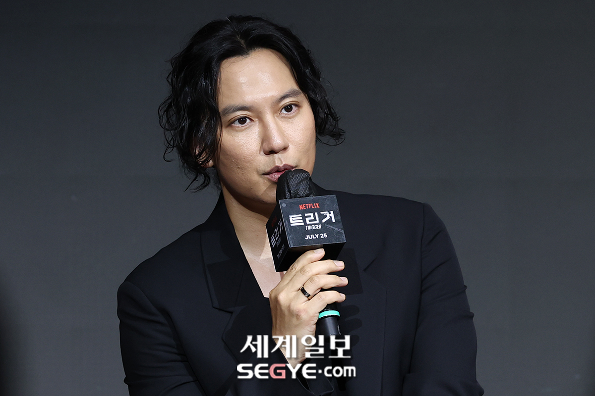 배우 김남길이 26일 첫 싱글 '너에게 가고 있어'를 발매하며 가수로 데뷔했다. 사진은 지난해 7월 22일 서울 마포구 호텔 나루 서울 엠갤러리에서 열린 넷플릭스 '트리거' 제작발표회에 참석해 포즈를 취하는 김남길. 한윤종 기자