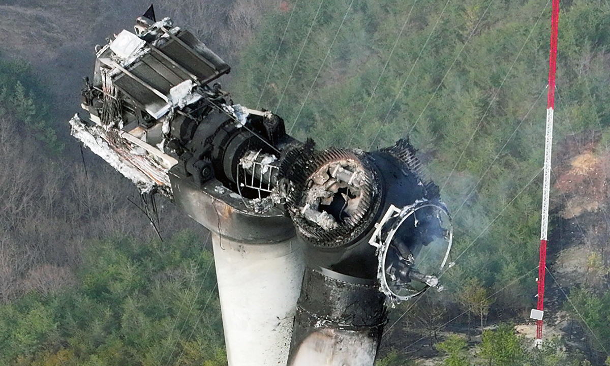 지난 24일 경북 영덕군 영덕읍 창포리 풍력발전단지 내 한 풍력발전기가 검게 그을려 있다. 연합뉴스