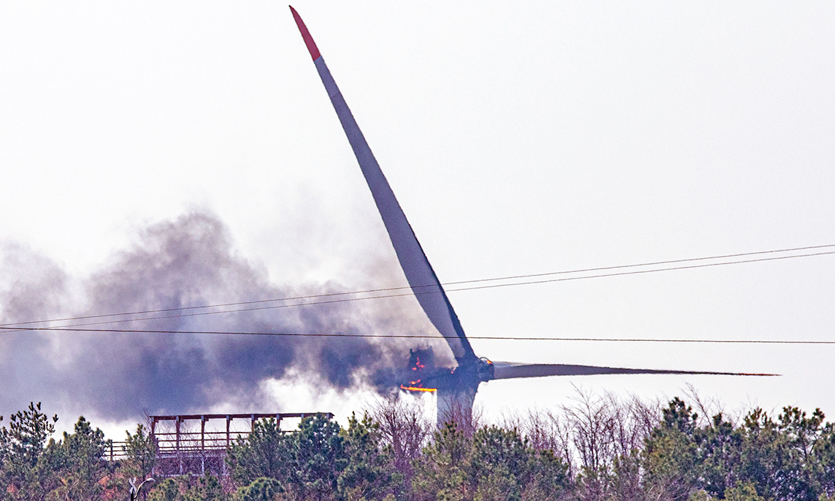 지난 23일 오후 1시 11분께 경북 영덕군 영덕읍 창포리 풍력발전단지 내 한 풍력발전기에서 불이 난 가운데 발전기 프로펠러 등이 불길에 휩싸여 있다. 연합뉴스