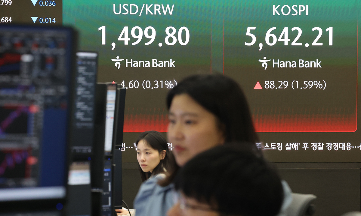 25일 서울 중구 하나은행 딜링룸 현황판에 코스피 지수 등이 표시되고 있다. 연합뉴스