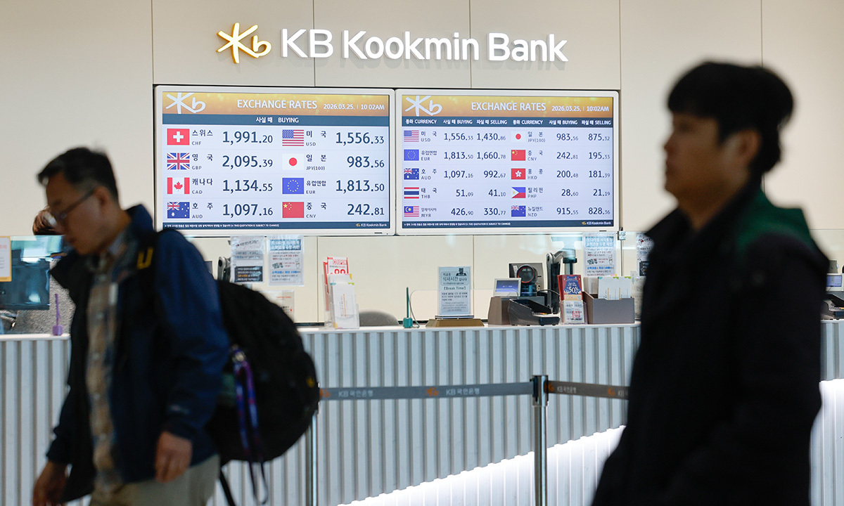 25일 인천국제공항 2터미널 환전소에서 달러, 엔화 등 환율 정보가 나오고 있다.