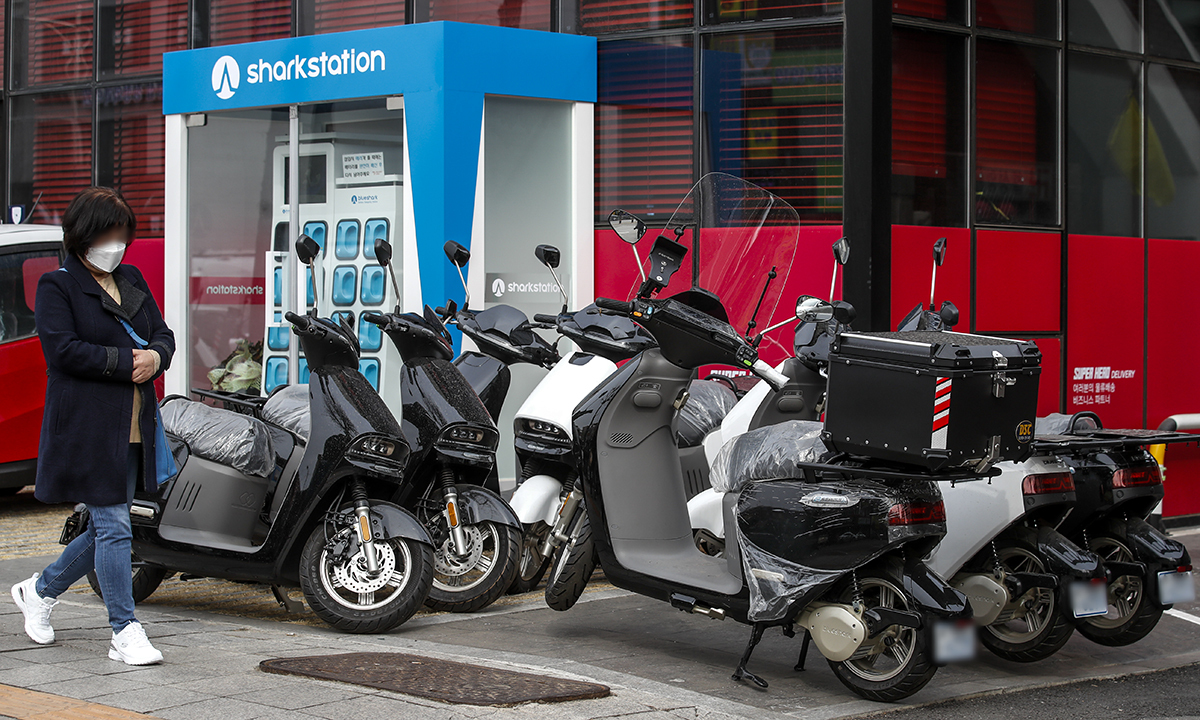 한 배달대행 업체 앞에 전기 오토바이와 전기 오토바이 배터리 교환소가 설치되어 있다. 뉴시스