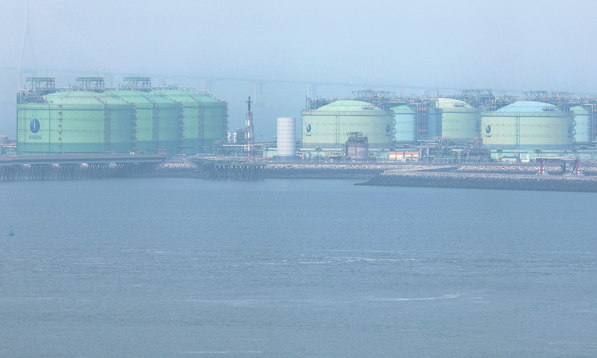 중동 전쟁 여파로&nbsp;국내 LNG 공급 차질 우려가 커지고 있다. 사진은 23일 안산 단원구의 한 항구에서 국내 최대 규모의 액화천연가스(LNG) 저장능력을 갖추고 있는 인천 송도 한국가스공사 인천생산기지 내 LNG 저장탱크 모습. 연합뉴스
