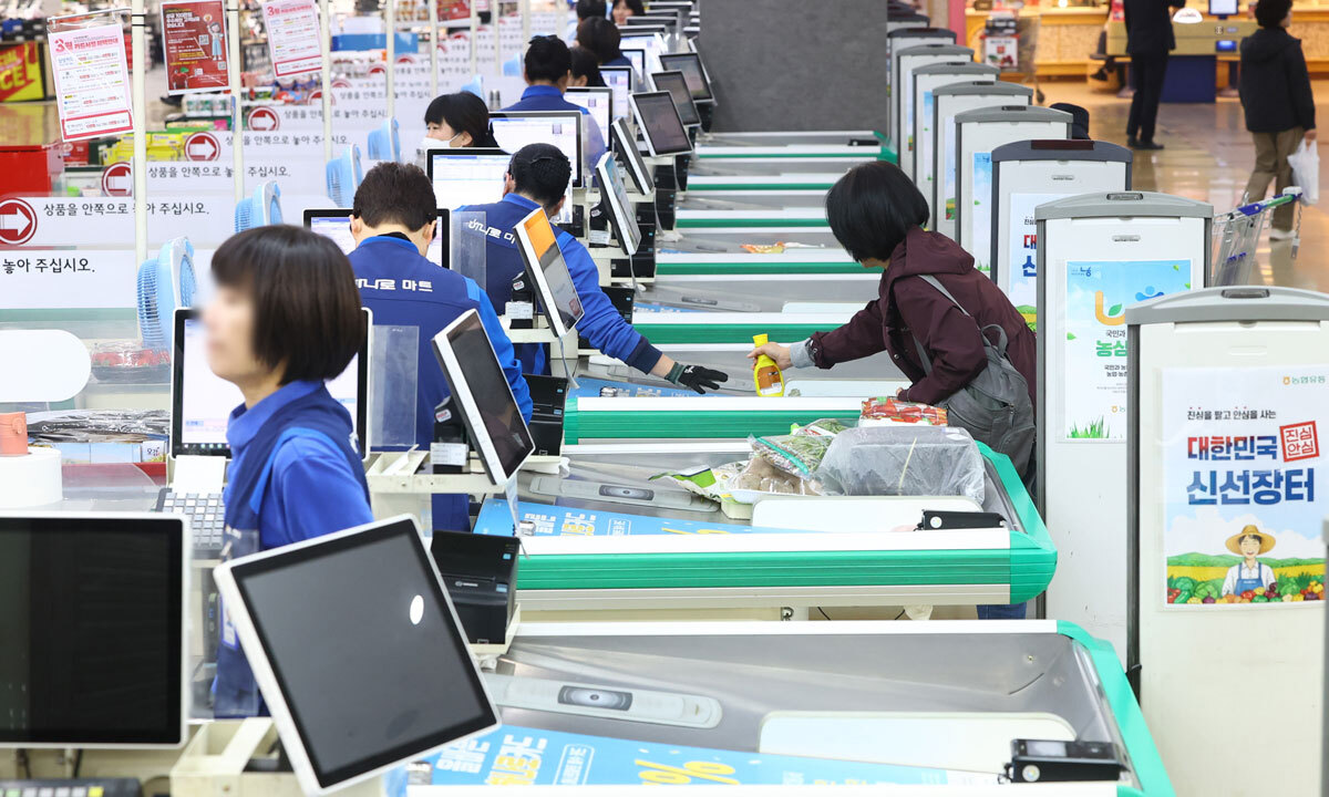 25일 서울 시내 한 대형마트에서 소비자들이 장을 보고 있다. 이날 한국은행이 발표한 소비자동향조사에 따르면 이란 전쟁에 따른 물가 상승과 경기 둔화 우려로 3월 소비자심리지수(CCSI)가 107.0으로 1월(112.1)보다 5.1포인트 하락해 지난 비상계엄 사태 이후 약 1년3개월 만에 가장 큰 폭으로 하락했다. 뉴시스
