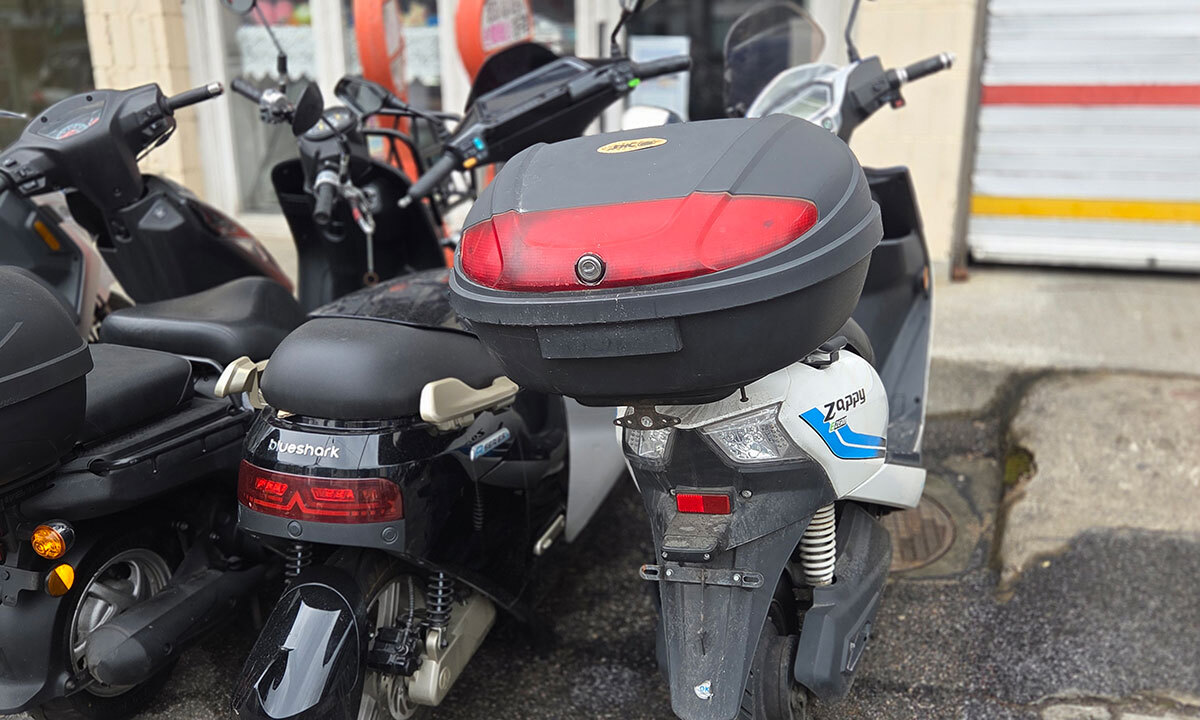 지난 6일 서울의 한 오토바이 수리대리점에 번호판이 제거된 전기이륜차가 줄줄이 세워져 있는 모습.