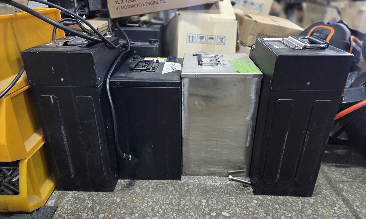 전기이륜차에서 분리한 배터리가 바닥에 놓여있다.