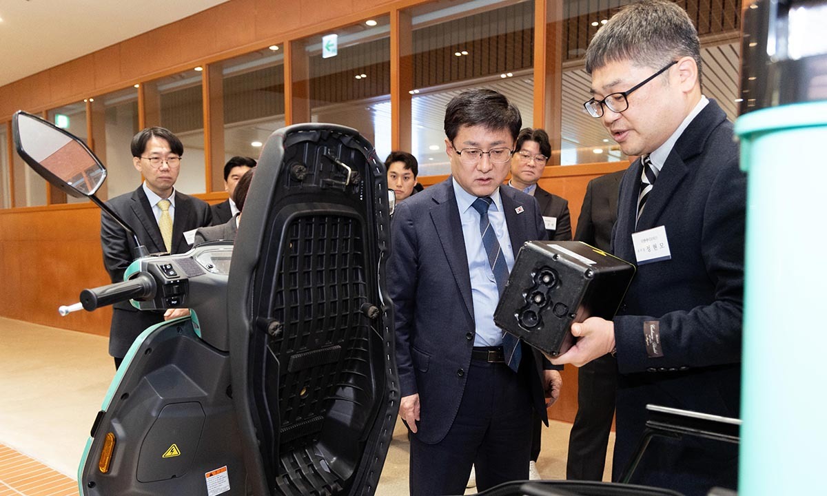 김성환 기후에너지환경부 장관이 지난달 5일 경기도 하남시 배민라이더스쿨에서 열린 배달용 전기이륜차 보급 활성화 업무협약식에 앞서 전시되어 있는 전기 오토바이의 배터리를 확인하고 있다. 기후에너지환경부 제공