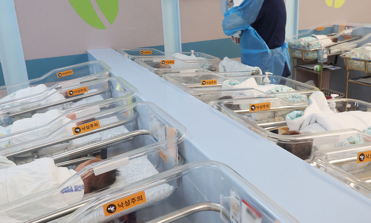 경기도 고양시 CHA의과학대학교 일산차병원 신생아실에서 간호사가 신생아들을 돌보고 있다. 뉴시스