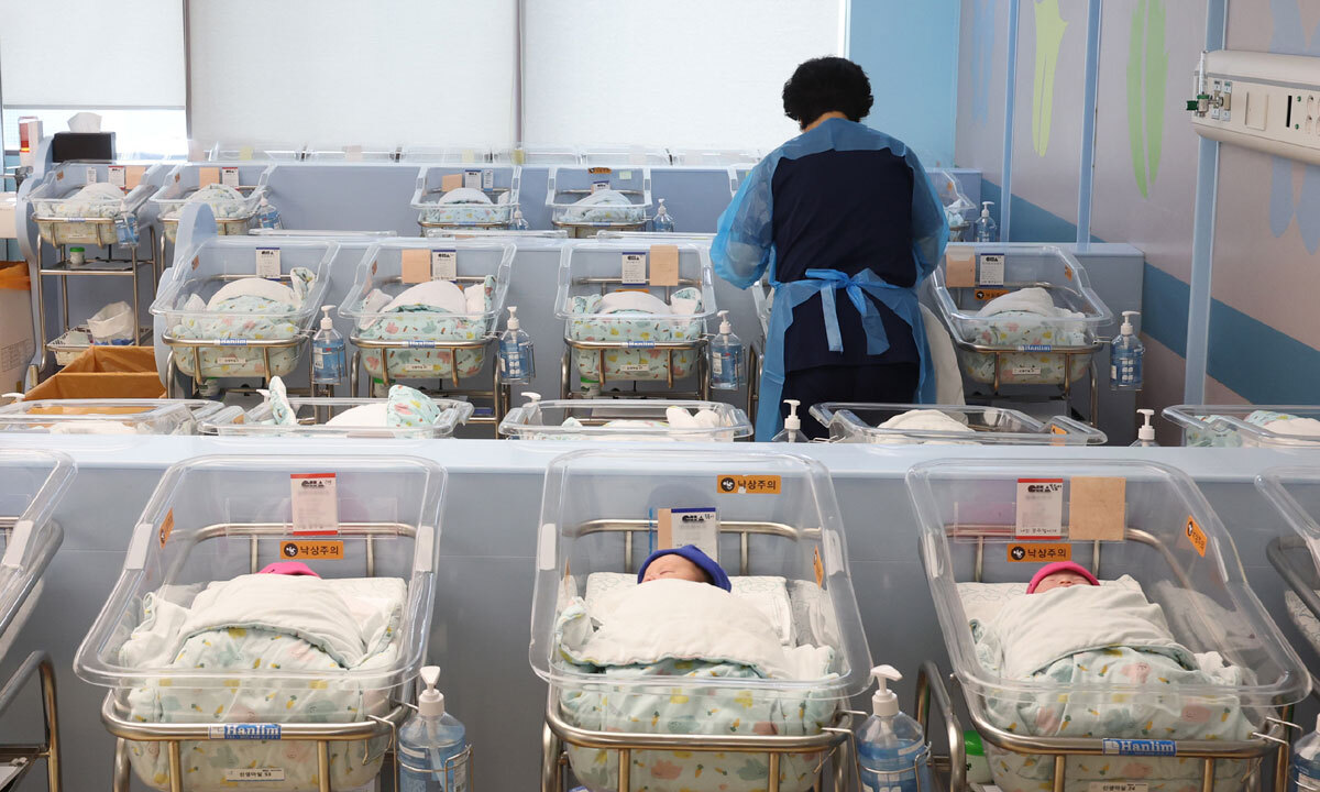 경기도 고양시 CHA의과학대학교 일산차병원 신생아실에서 간호사가 신생아들을 돌보고 있는 모습. 뉴시스