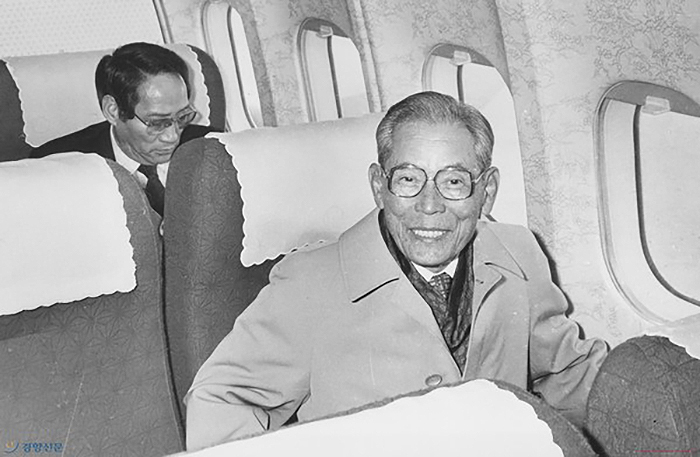 기내에서도 잃지 않았던 노신사의 미소. 그 고요한 평정심의 근간에는 식탁 위 60번의 침묵으로 다져진 자기 절제가 깔려 있었다. 삼성그룹 제공