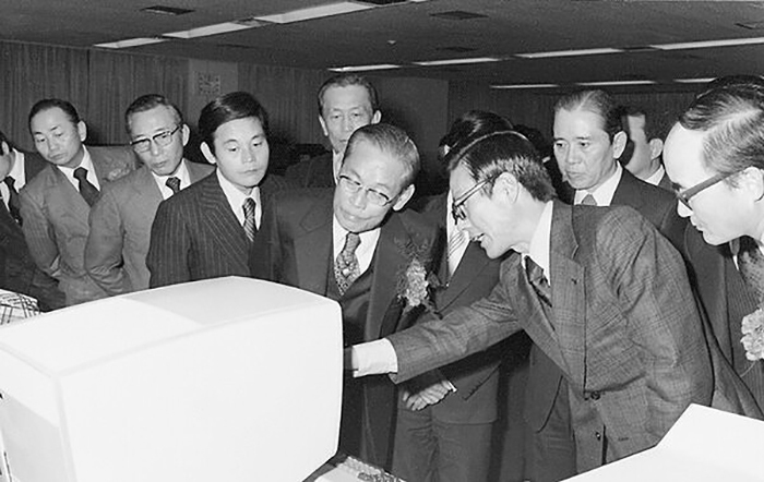 60번을 씹으며 정리한 복잡한 생각들. 이는 첨단 기술의 최전선에서 단호하고 정교한 지시로 이어졌다. 삼성그룹 제공