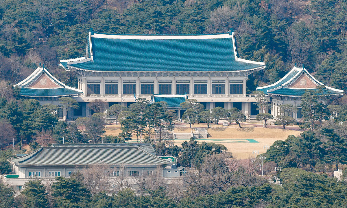 李 결심 어디로 25일 촬영한 서울 종로구 청와대 전경. 이재명 대통령이 다주택 보유 공직자를 부동산 정책 수립 과정에서 배제하라고 지시한 가운데 26일 공개된 공직자 재산 공개 자료에 따르면 청와대 내 참모 20명이 아파트, 복합건물 등 부동산을 다수 보유한 것으로 나타났다. 최상수 기자