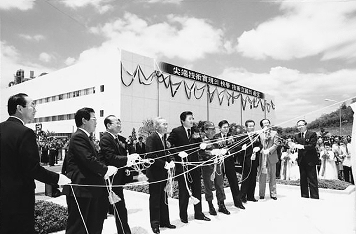 6개월 만에 공장을 완공한 ‘기흥의 기적’을 만든 속도의 원천은, 역설적으로 식탁 위에서 시계를 멈췄던 노신사의 엄격한 질서였다. 삼성그룹 제공