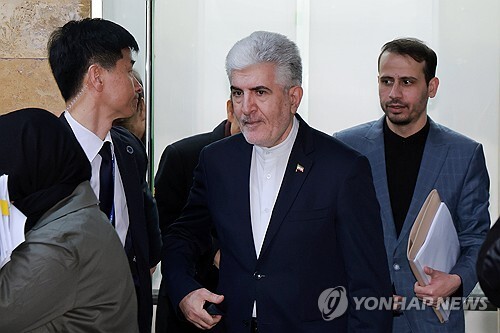 사이드 쿠제치 주한이란대사가 25일 국회에서 외교통일위원장인 국민의힘 김석기 의원과 면담하기 위해 외통위 소회의실로 향하고 있다.