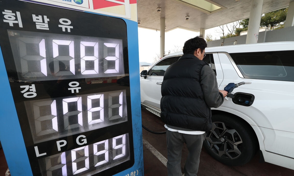 지난 22일 경기 용인시 처인구 영동고속도로 용인휴게소(인천방향) 주유소에서 시민들이 주유를 하고 있는 모습. 뉴스1
