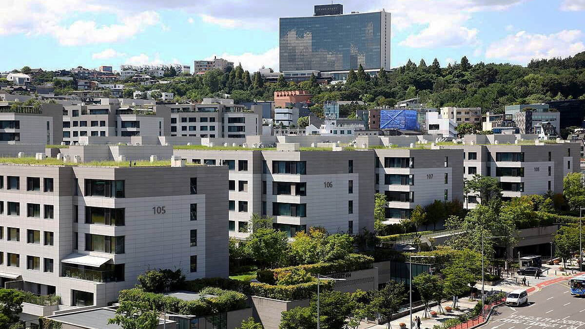 8명 대가족이 단칸방에 엉겨 살던 소년은 이제 대한민국 부의 상징인 나인원한남에 입성했다. 네이버부동산