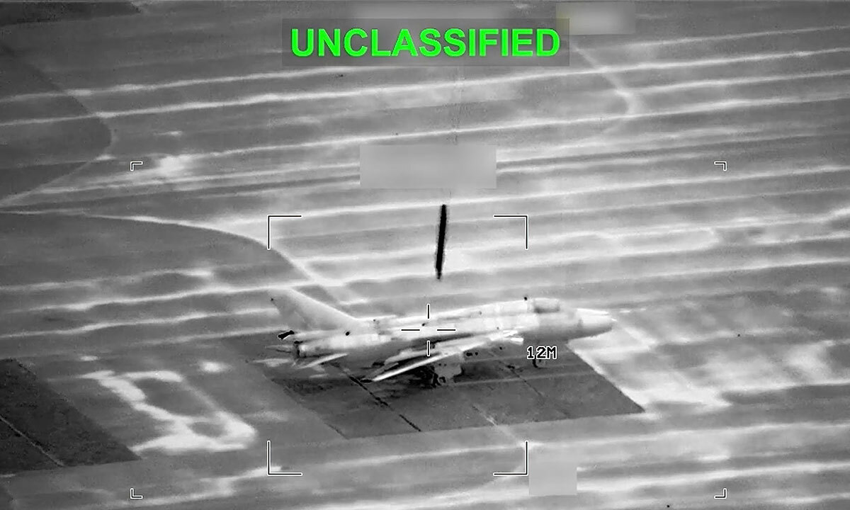 이란 공군 전투기 위로 미군의 정밀유도무기가 낙하하고 있는 모습을 미 중부사령부가 최근 공개했다. AP연합뉴스