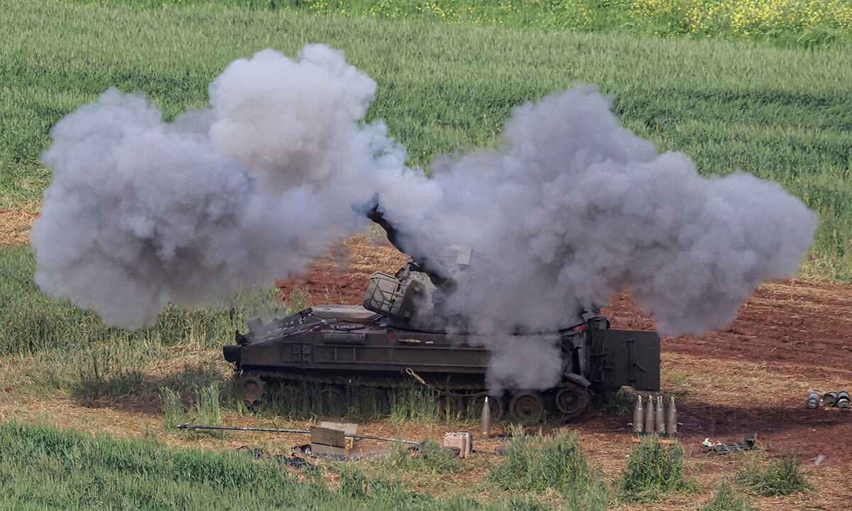 이스라엘군 자주포가 레바논 남부 지역을 향해 사격하고 있다. 로이터연합뉴스