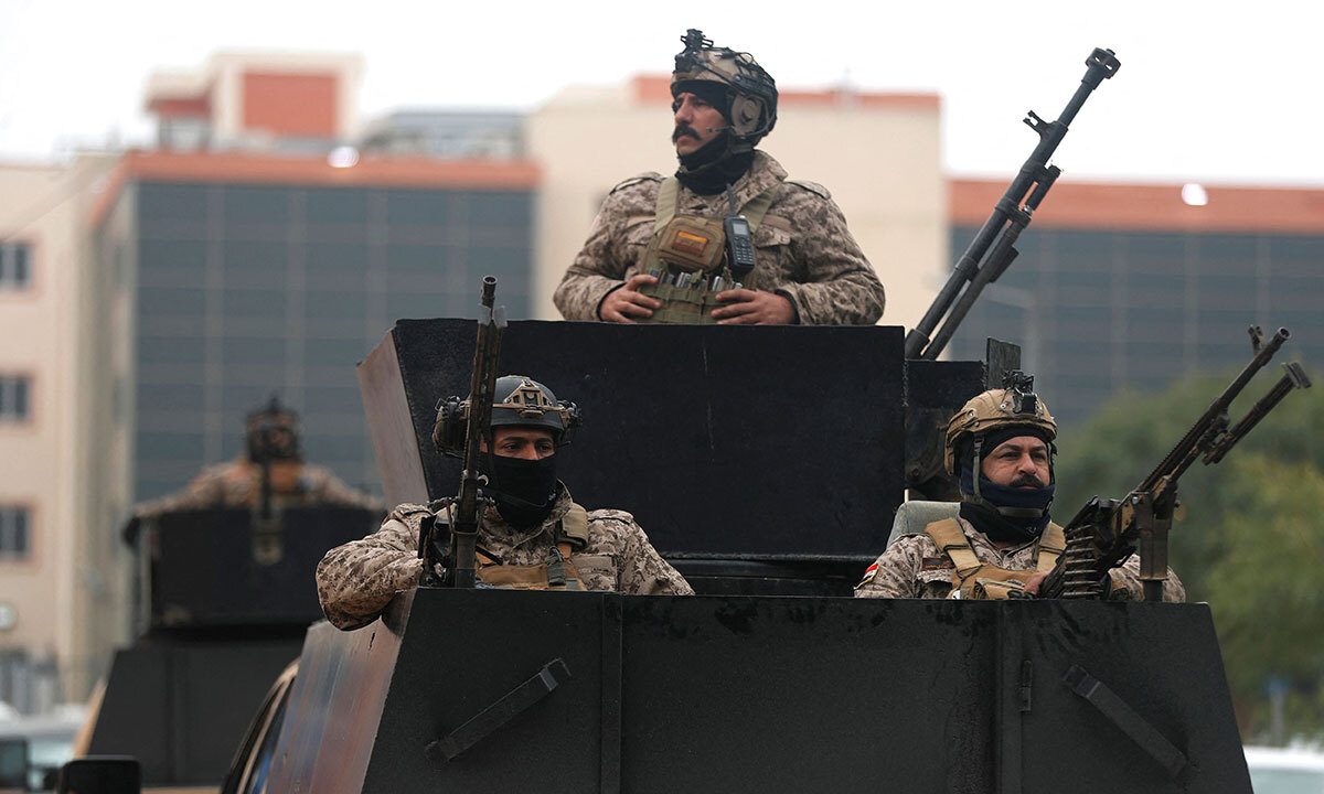 이라크 군인들이 차량에 탑승한 채 순찰을 하고 있다. AFP연합뉴스
