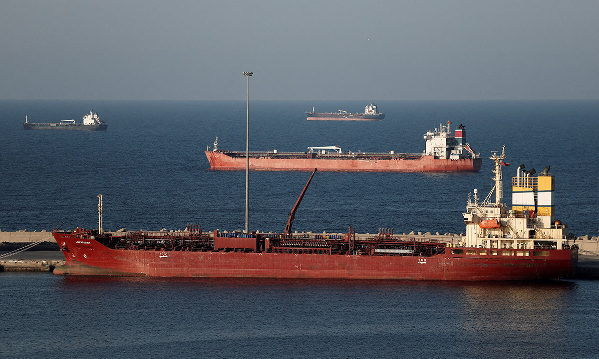 호르무즈해협과 인접한 오만 무스카트항 해역에 유조선들이 대기하고 있다. 로이터연합뉴스