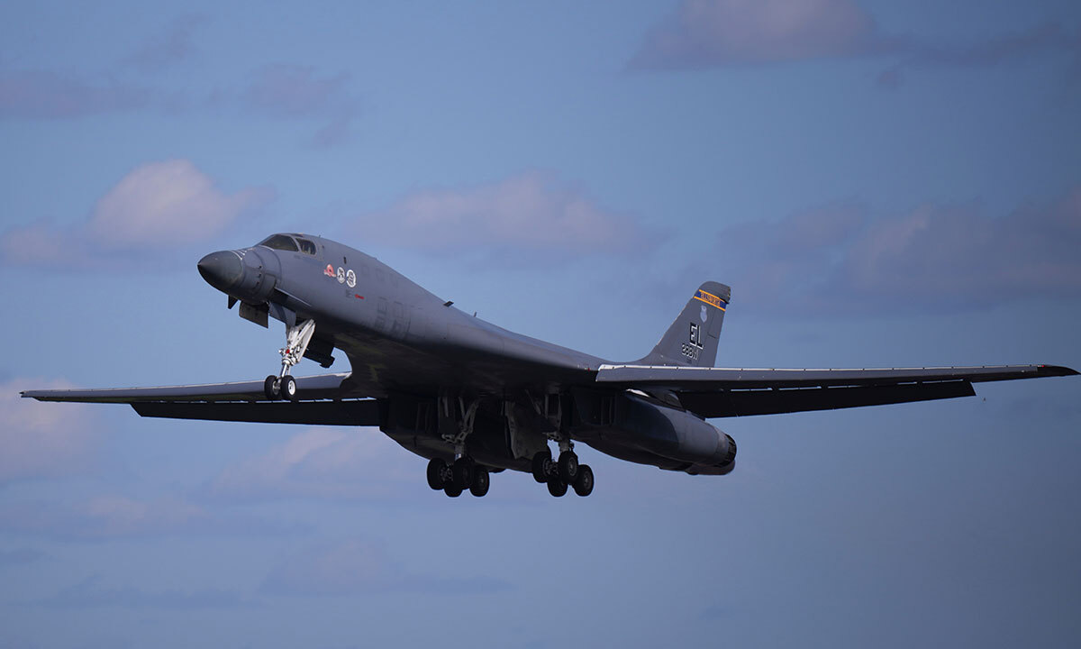 미 공군 B-1B 폭격기가 이륙하고 있다. AP연합뉴스