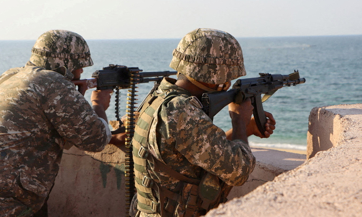 이란 남부의 한 해변에서 혁명수비대 병사들이 훈련을 하고 있다. 로이터연합뉴스