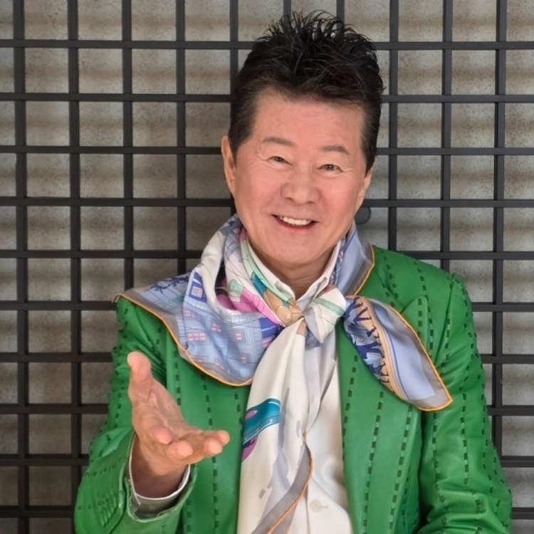 가수 태진아. ‘옥경이’ 히트 이후 형제들의 집과 가게를 마련해 줬다. 진아엔터테인먼트 제공