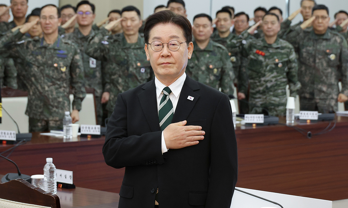 이재명 대통령이 27일 서울 용산구 국방부에서 열린 전군 주요 지휘관 회의에서 국민의례를 하고 있다. 청와대통신사진기자단